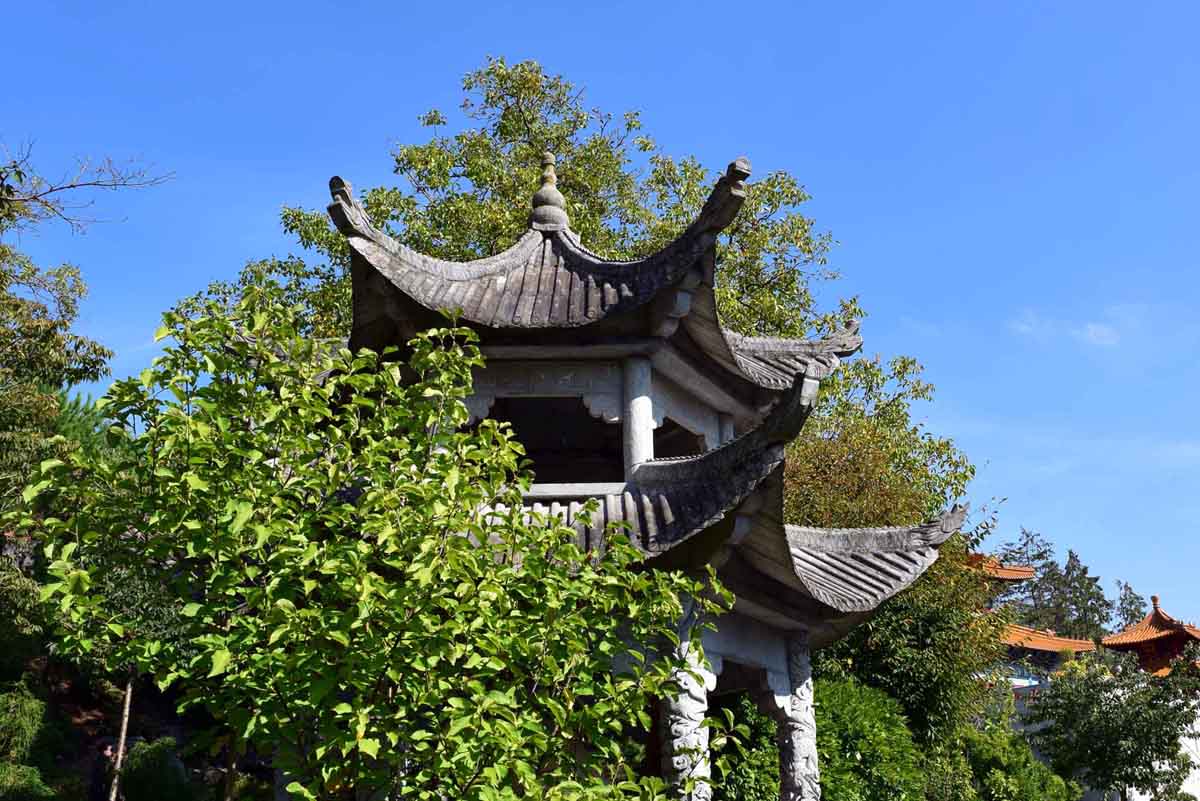 Nature avec bâtiments à Pairi Daiza